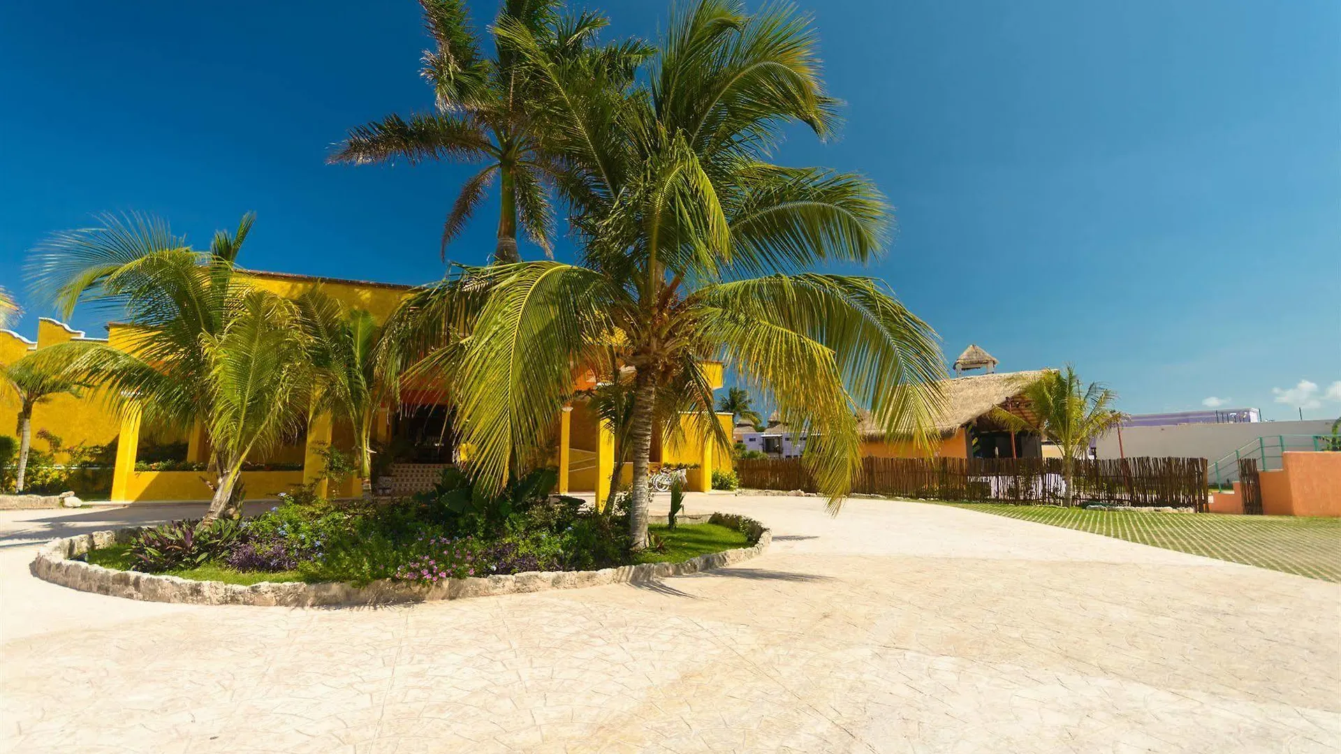 Pavoreal Beach Resort טולום 4*,